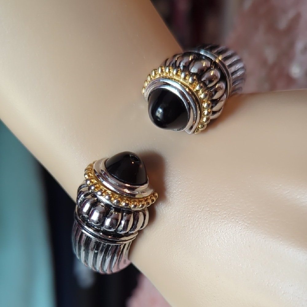 Vintage Black and Gold Women's Jewelry